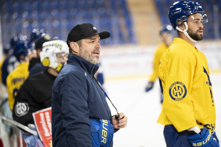 Head coach Josh Holden, links, und Harrison Schreiber im Eistraining des HC Davos, am Donnerstag, 13. August 2026, in der VAT Arena in Davos. (KEYSTONE/Gian Ehrenzeller)