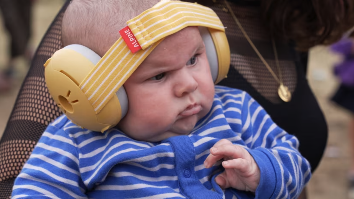 Finlay, à l'aise avec son petit casque et son pyjama.
