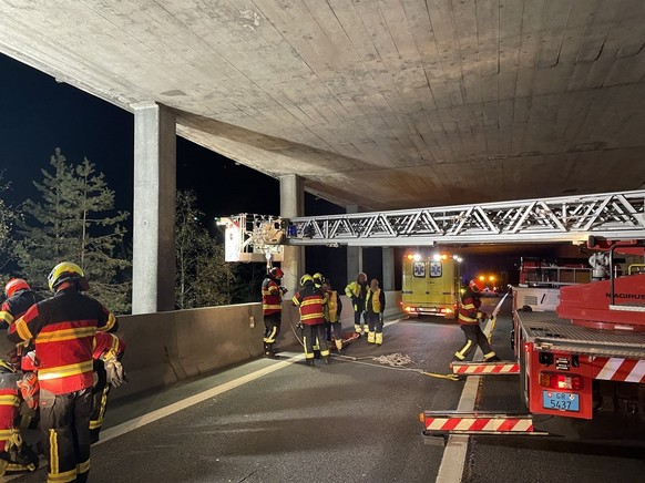 In der Nacht auf Dienstag ist auf einer Baustelle der A13 in Rongellen ein Arbeiter rund neun Meter in die Tiefe gestürzt. Mit schweren Verletzungen wurde er in ein Spital geflogen.