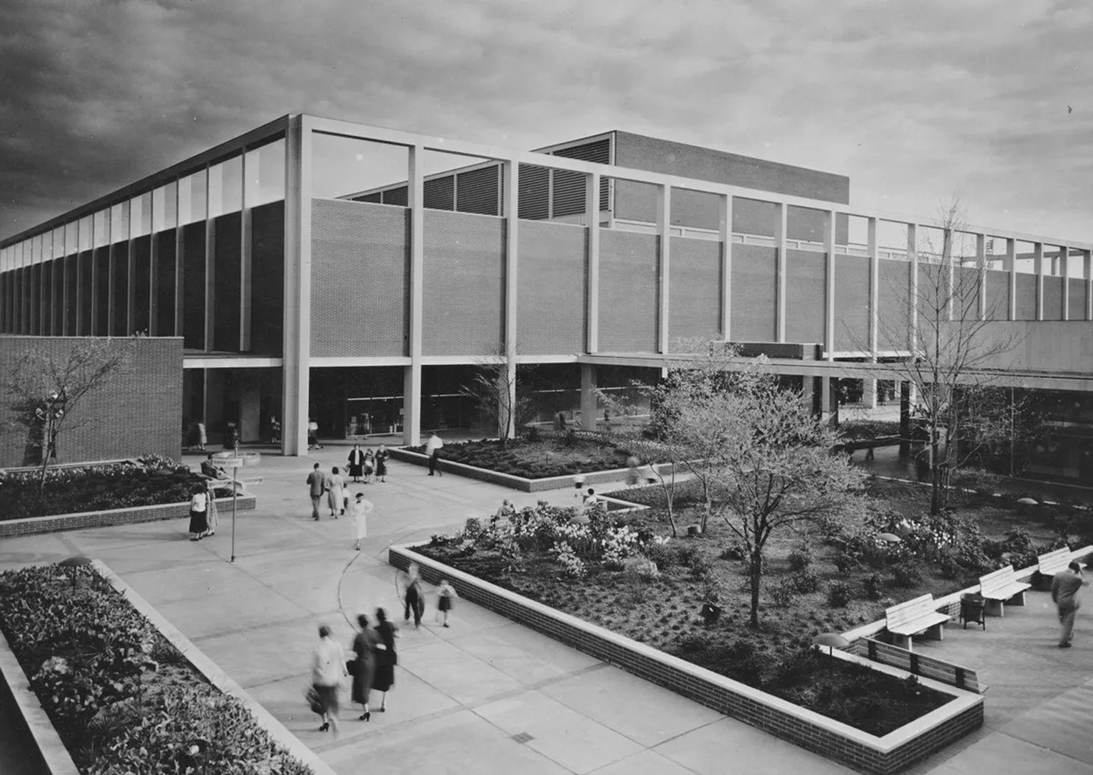 «Northland» war bei seiner Eröffnung 1954 das erste Einkaufszentrum der Welt, initiiert und geplant von Victor Gruen (1903–1980).
https://www.wyominghistoryday.org/theme-topics/collections/items/north ...