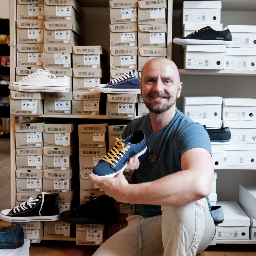 Christof Stelz in seinem Laden mit garantiert veganen Schuhen.