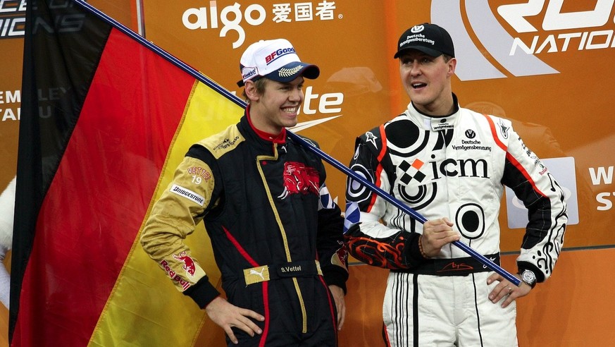 IMAGO / UPI Photo

Sebastian Vettel (li.) und Michael Schumacher (beide Deutschland) gewinnen das Race of Champions 2007 in der Teamwertung - PUBLICATIONxINxGERxSUIxAUTxHUNxONLY (lon2007121612) Motors ...