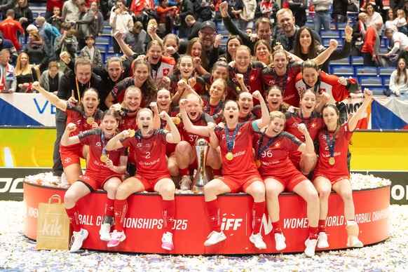 Die Schweizerinnen jubeln ueber den Weltmeistertitel und die Goldmedaille, nach dem Final Schweiz gegen Tschechien an der Unihockey Weltmeisterschaft der Damen 2025, 14. Dezember 2025, Ostravar Arena, ...