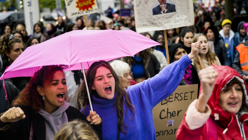 Des femmes manifestent dans la rue ave des pancartes contre le ministre Alain Berset lors d&#039;une manifestation contre l&#039;AVS a 65 ans pour les femmes le samedi 1 octobre 2022 a Lausanne. (KEYS ...