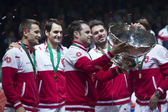 Wawrinka guckt sich die Salatschüssel ganz genau an.