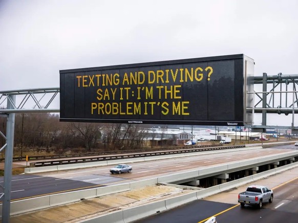 lustige verkehrsschilder autobahn warnschilder https://www.businessinsider.com/funny-highway-signs-messages-safety-federal-scrutiny-new-jersey-2023-2?r=US&amp;IR=T#-16