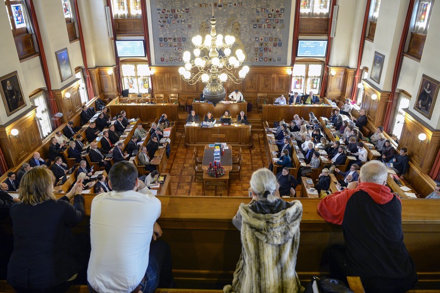 Blick in die Budget 2016 Debatte im Gemeinderat Zuerich im Rathaus am Freitag, 11. Dezember 2015. (KEYSTONE/Walter Bieri)