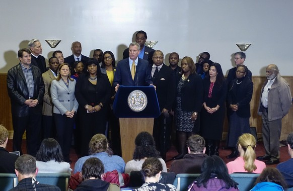 New Yorks Bürgermeister Bill de Blasio bittet die Bevölkerung keine Gewalt zu verursachen.