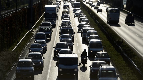 Des voitures circulent sur trois pistes dont la bande d&#039;arret d&#039;urgence, BAU, sur l&#039; autoroute Geneve - Lausanne, A1, au niveau de la sortie Morges-Est sous les panneaux prevus a cet ef ...
