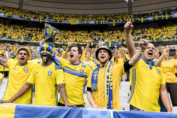 13.06.2016; Saint-Denis; Fussball Euro 2016 - Irland - Schweden; Schwedische Fans vor dem Spiel(Joel Marklund/Bildbyran/freshfocus)