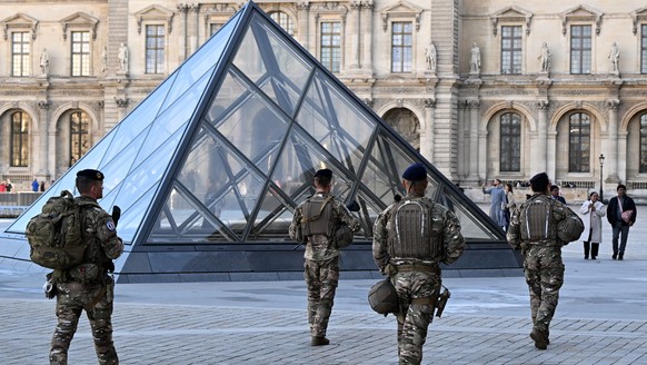 Soldiers patrol in the courtyard of the Louvre museum, Thursday, Oct. 30, 2025 in Paris. (AP Photo/Emma Da Silva)
France Louvre