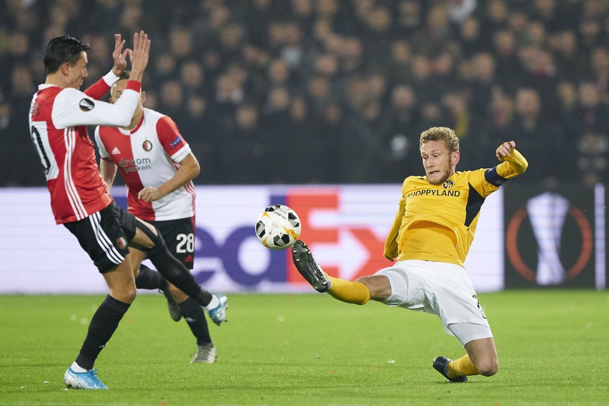 epa07979882 Steven Berghuis of Feyenoord Rotterdam in action against Fabian Lustenberger of BSC Young Boys (R) during the UEFA Europa League group G soccer match between Feyenoord Rotterdam and BSC Yo ...