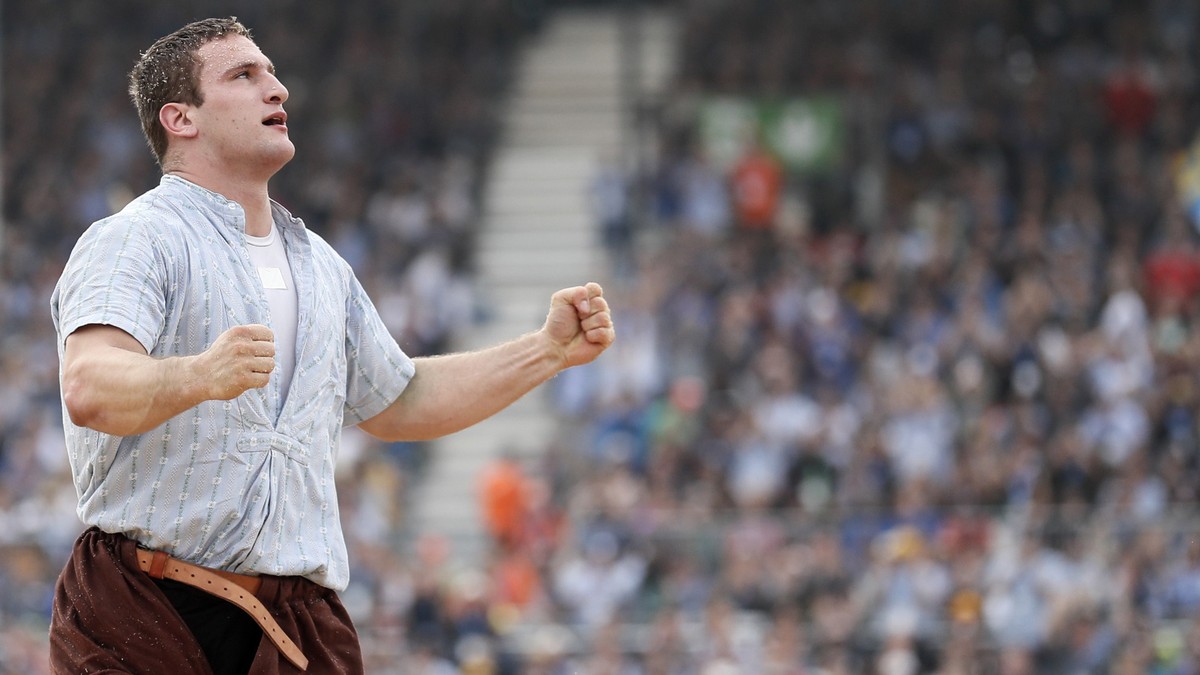 Armon Orlik jubelt nach seinem Schwung gegen Matthias Glarner im 1. Gang am Eidgenoessischen Schwing- und Aelplerfest (ESAF) in Zug, am Samstag, 24. August 2019. (KEYSTONE/Alexandra Wey)