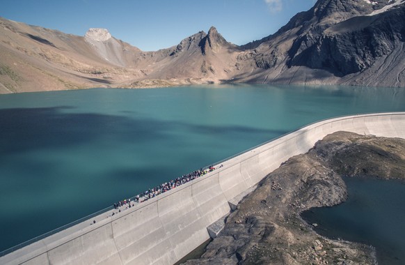 HANDOUT - Blick von einer Drohne auf die Staumauer Muttsee waehrend der Segnungszeremonie anlaesslich der Einsegnung der Staumauer Muttsee des Pumpspeicherwerks Limmern der Axpo Holding AG, am Freitag ...