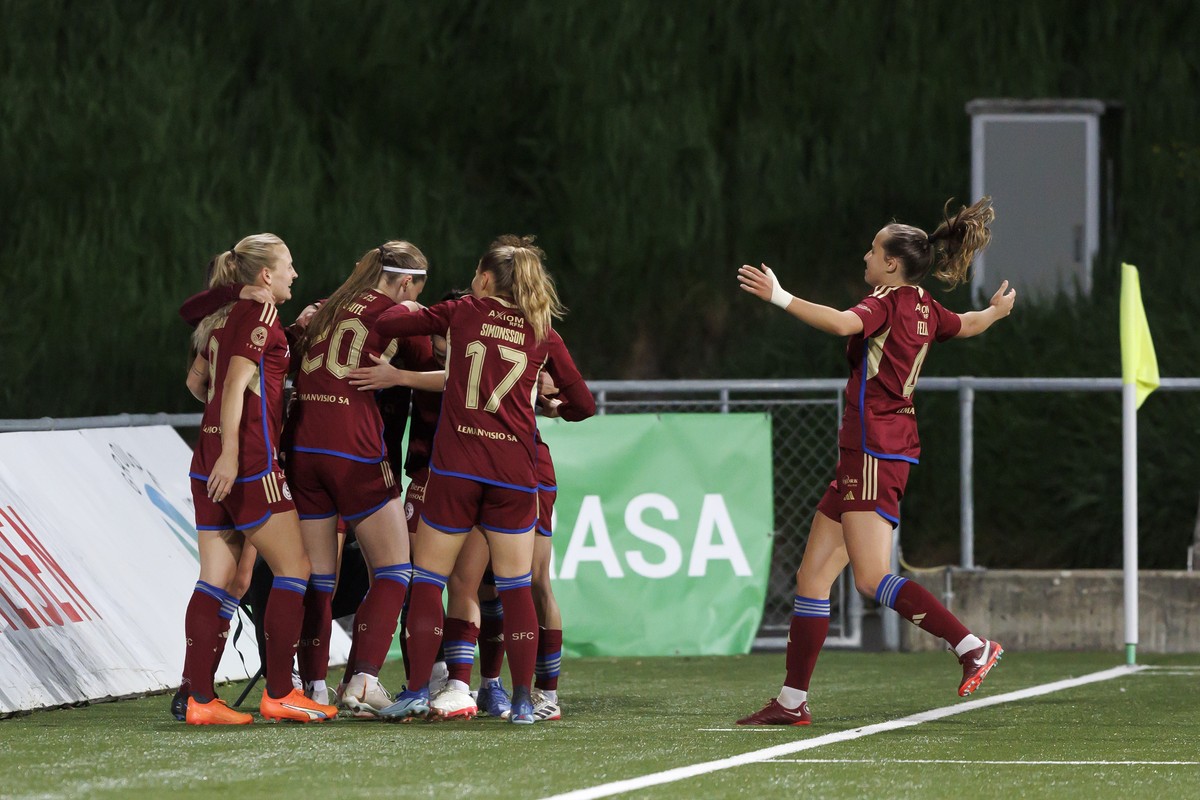 Servette's forward Rimante Jonusaite, 2nd left, celebrates his goal with his teammates after scoring the 1:0, during the Women?s Super League soccer match of Swiss Championship between Servette F ...