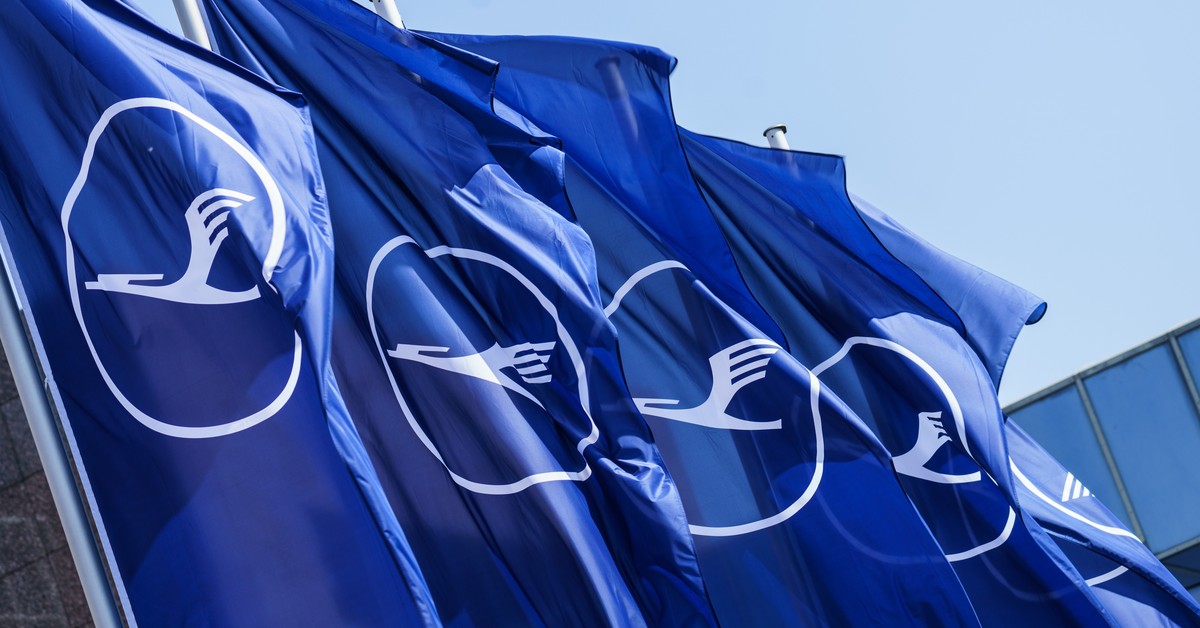 ARCHIV - 28.04.2021, Hessen, Frankfurt/Main: Flaggen der Fluggesellschaft Lufthansa flattern am Rhein-Main Airport im Wind. Erweitert der Lufthansa-Konzern sein Einflussgebiet nach S�den? (zu dpa �Luf ...