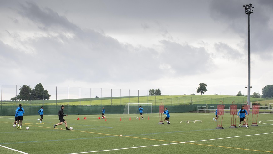 Die Spieler vom Grasshopper Club Zuerich im ersten Training waehrend der Corona-Pandemie auf dem GC Campus in Niederhasli, aufgenommen am Montag, 11. Mai 2020. (KEYSTONE/Ennio Leanza)