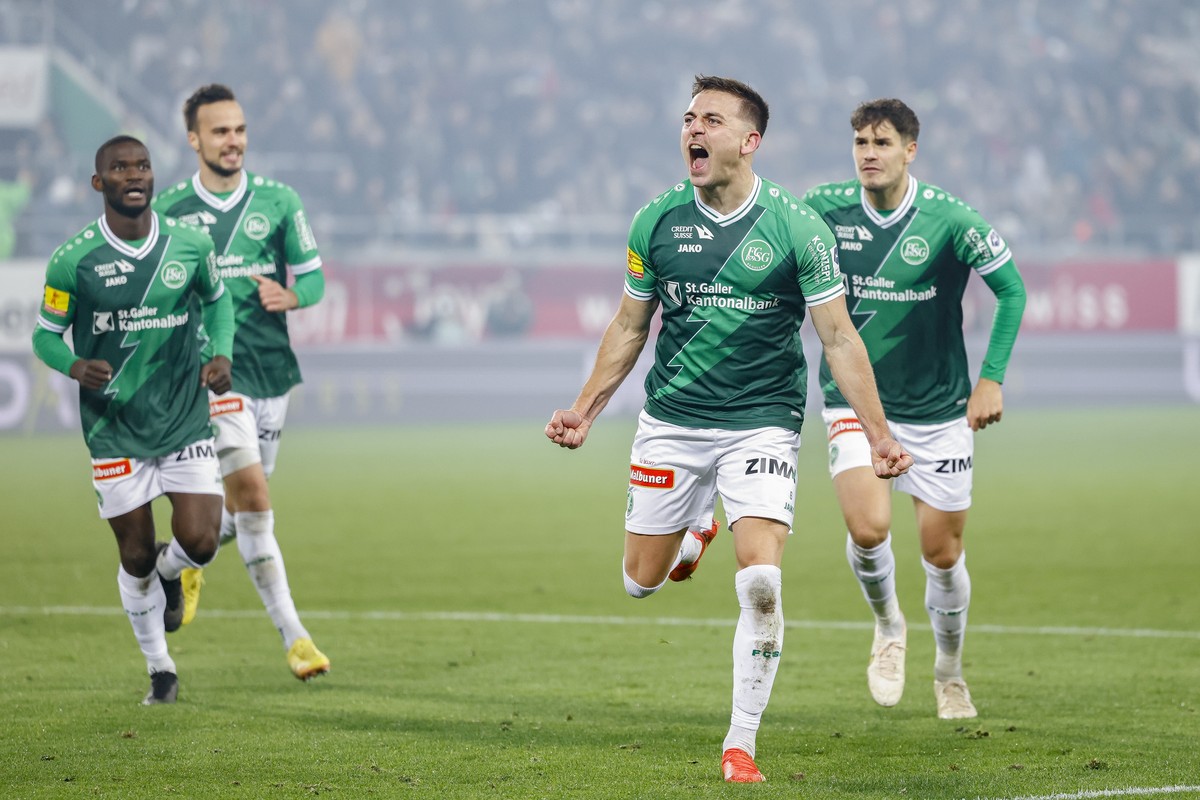 Torjubel nach dem 2:1 durch St. Gallens Torschuetze Basil Stillhart, 2.v.r., waehrend dem Meisterschaftsspiel der Super League zwischen dem FC St. Gallen und dem Grasshopper Club Zuerich am Samstag, d ...