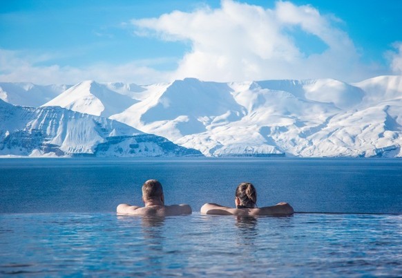 Warmes Geothermalwasser und spektakuläre Sicht auf die Skjálfandi Bucht im Geosea Thermalbad.