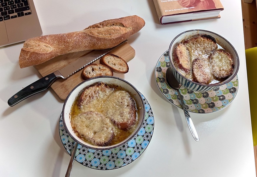 Soupe a l'oignon selbstgemacht - französische Zwiebelsuppe.