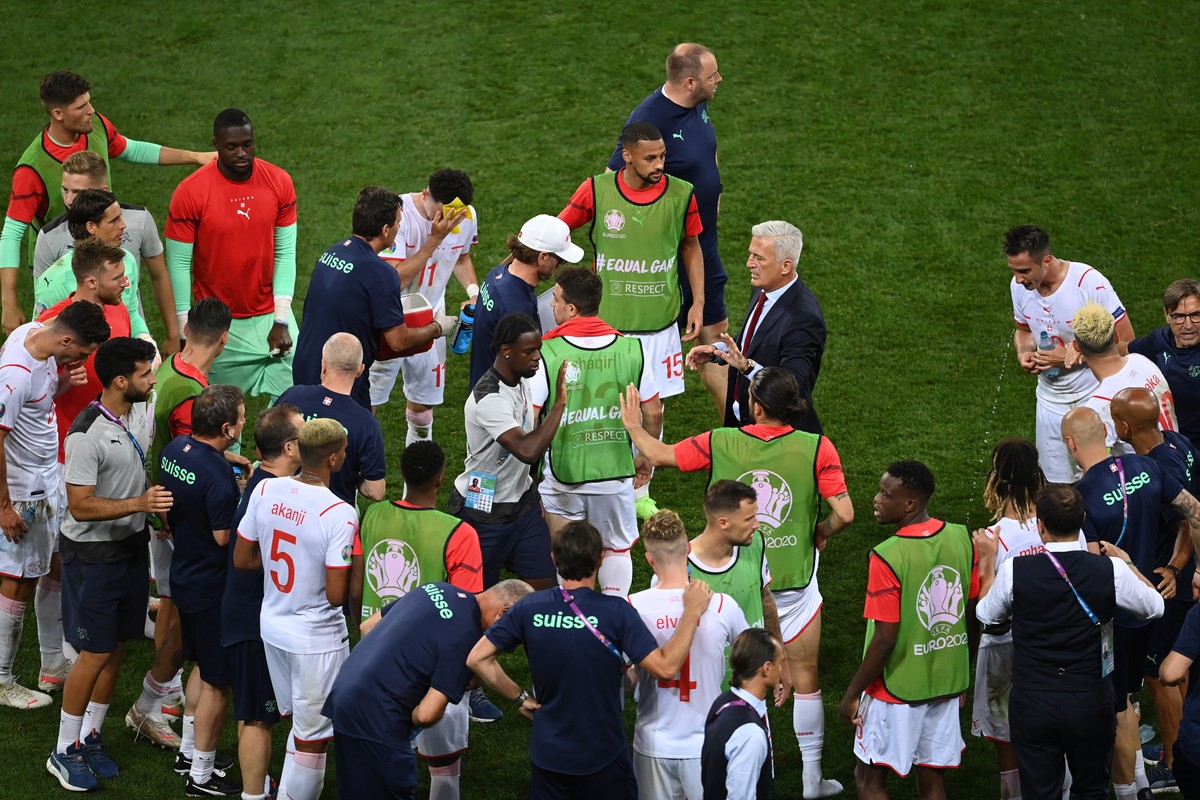 epa09309656 Switzerland's head coach Vladimir Petkovic (C-R, top) talks to his players before the penalty shootout during the UEFA EURO 2020 round of 16 soccer match between France and Switzerlan ...