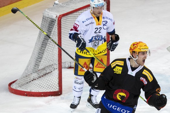 Berns PostFinance Top Scorer Andre Heim jubelt nach seinm Tor zum 3-1, im vierten Eishockey Playoff Viertelfinalspiel der National League zwischen dem SC Bern und dem EV Zug, am Montag, 19. April 2021 ...