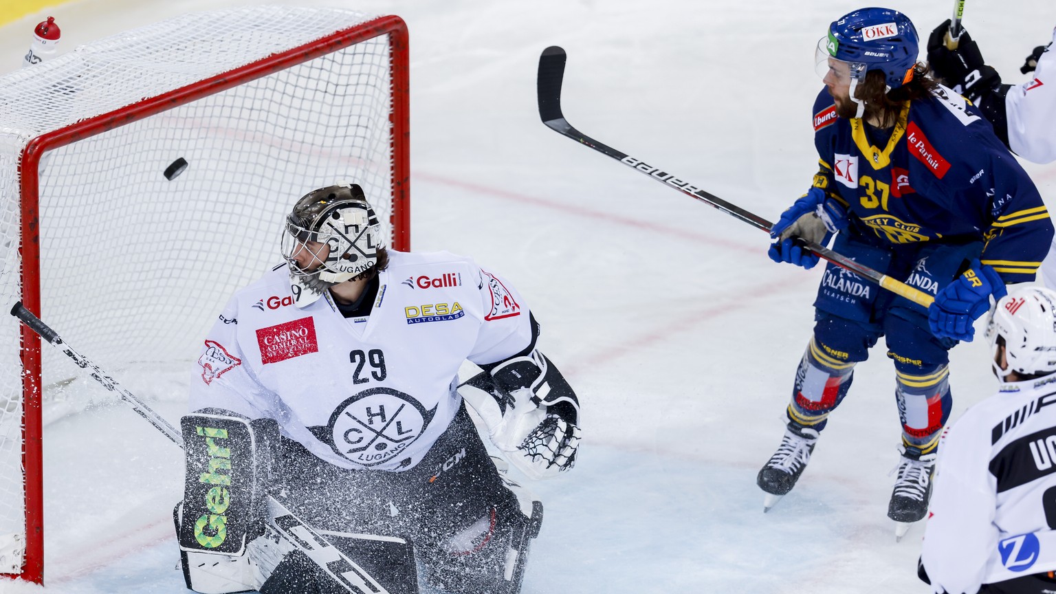 Davos&#039; Julian Schmutz, R, trifft zum 1:0 gegen Luganos Torhueter Thibault Fatton waehrend dem Meisterschaftsspiel der National League zwischen dem HC Davos und dem HC Lugano, am Freitag, 8. Oktob ...