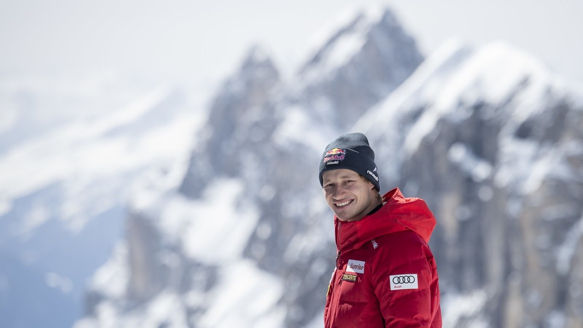Der Schweizer Skirennfahrer Marco Odermatt posiert an einem Sponsoren Photoshooting Tag auf dem Titlis oberhalb von Engelberg am Dienstag, 12. April 2022. (KEYSTONE/Urs Flueeler)