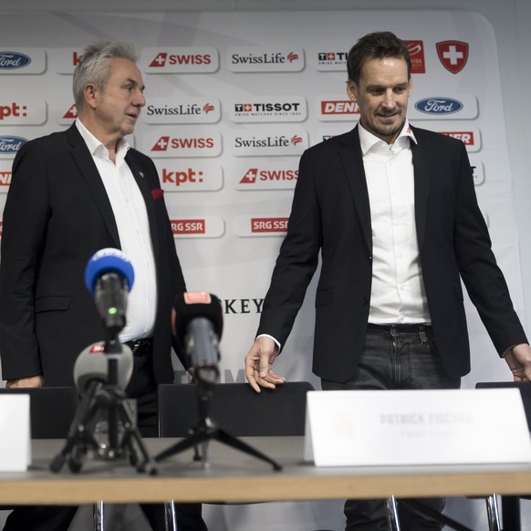 Jan Cadieux, links, Urs Kessler, Praesident Swiss Ice Hockey Federation, mitte und Patrick Fischer, Cheftrainer der Schweizer Eishockey Nationalmannschaft, kommen in den Raum an der Medienkonferenz de ...