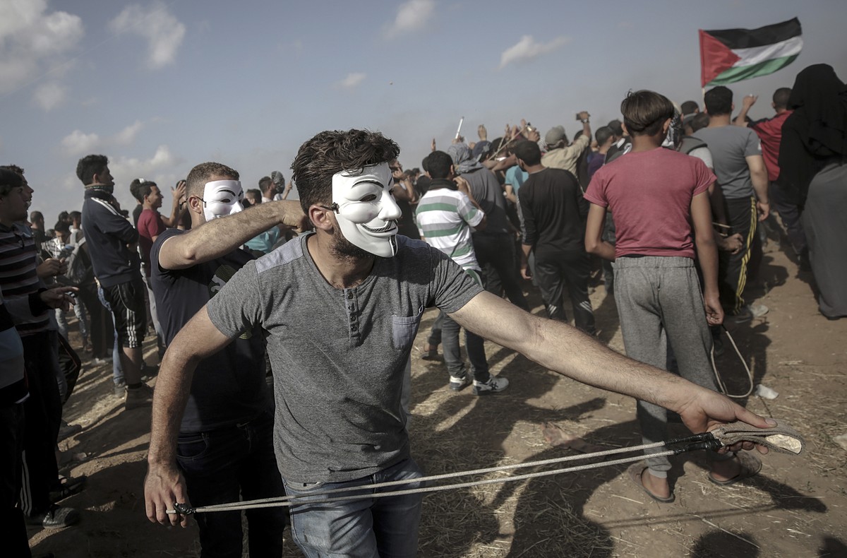 epa06728960 Palestinians protesters take part during clashes after Friday protests near the border with Israel in the east of Gaza City, 11 May 2018. Reports state that one protester was killed and mo ...