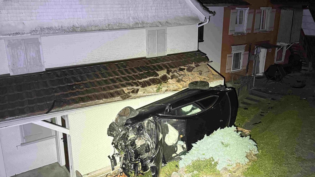 -berh-hte-Geschwindigkeit-Autolenker-fliegt-in-Herisau-AR-auf-Hausdach