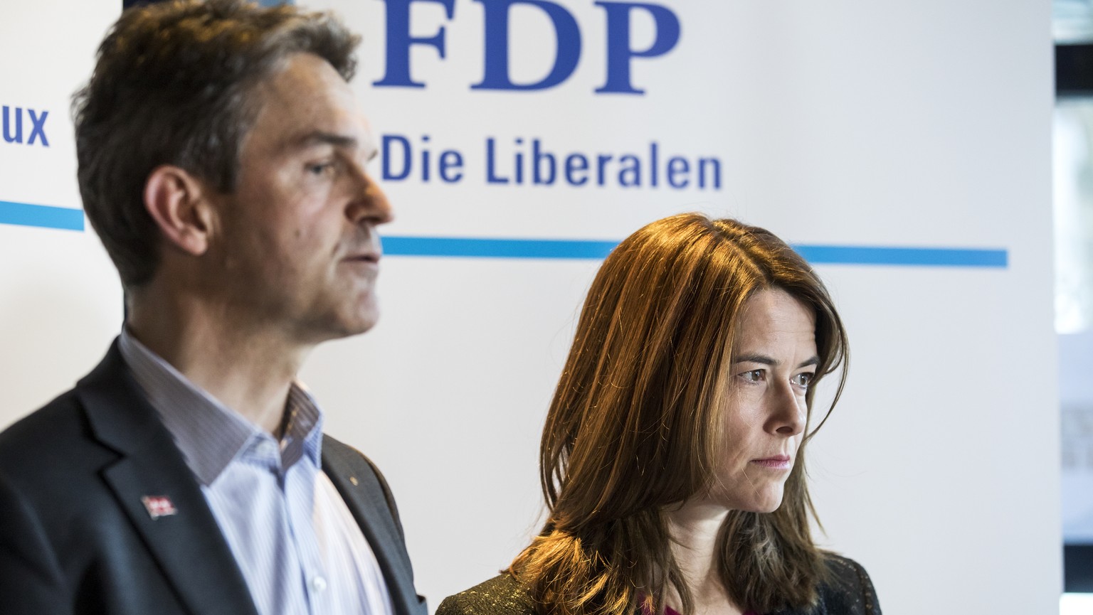 Nationalrat Beat Walti, Fraktionspraesident, und Nationalraetin Petra Goessi, Parteipraesidentin, von links, sprechen am Point de Presse zum institutionellen Rahmenabkommen am Samstag, 23. Februar 201 ...