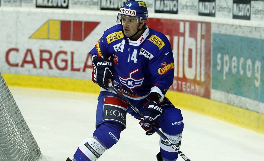 Kloten Flyers Verteidiger Pascal Mueller waehrend dem Eishockey-Meisterschaftsspiel der National League A zwischen den Kloten Flyers und dem HC Davos (HCD) am Freitag, 21. Dezember 2012, in der Kolpin ...