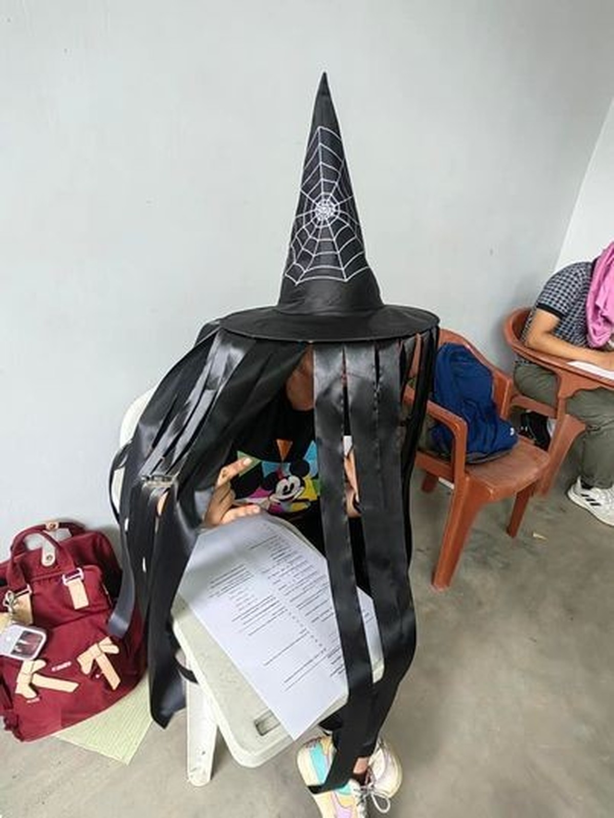 Die philippinische Lehrerin Mary Joy Mandane-Ortiz hat ihre Schülerinnen und Schüler aufgefordert, aus Papier einen Hut zu basteln, damit sie bei den Zwischenprüfungen nicht abschreiben können.