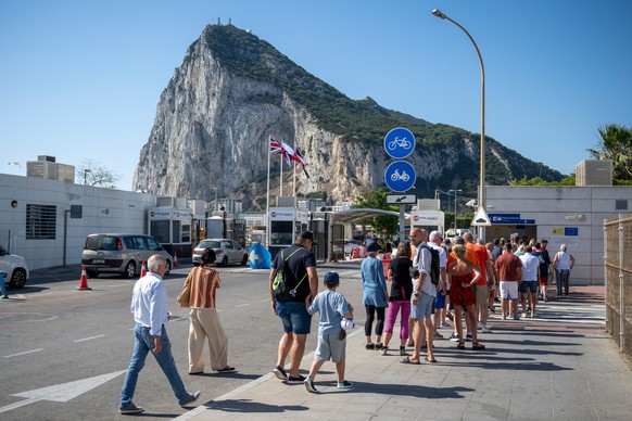 People queue to cross the border between Spain and Gibraltar, in La Linea de la Concepcion, Spain, Monday, July 6, 2026. (AP Photo/Marcos Moreno)
Spain Gibraltar