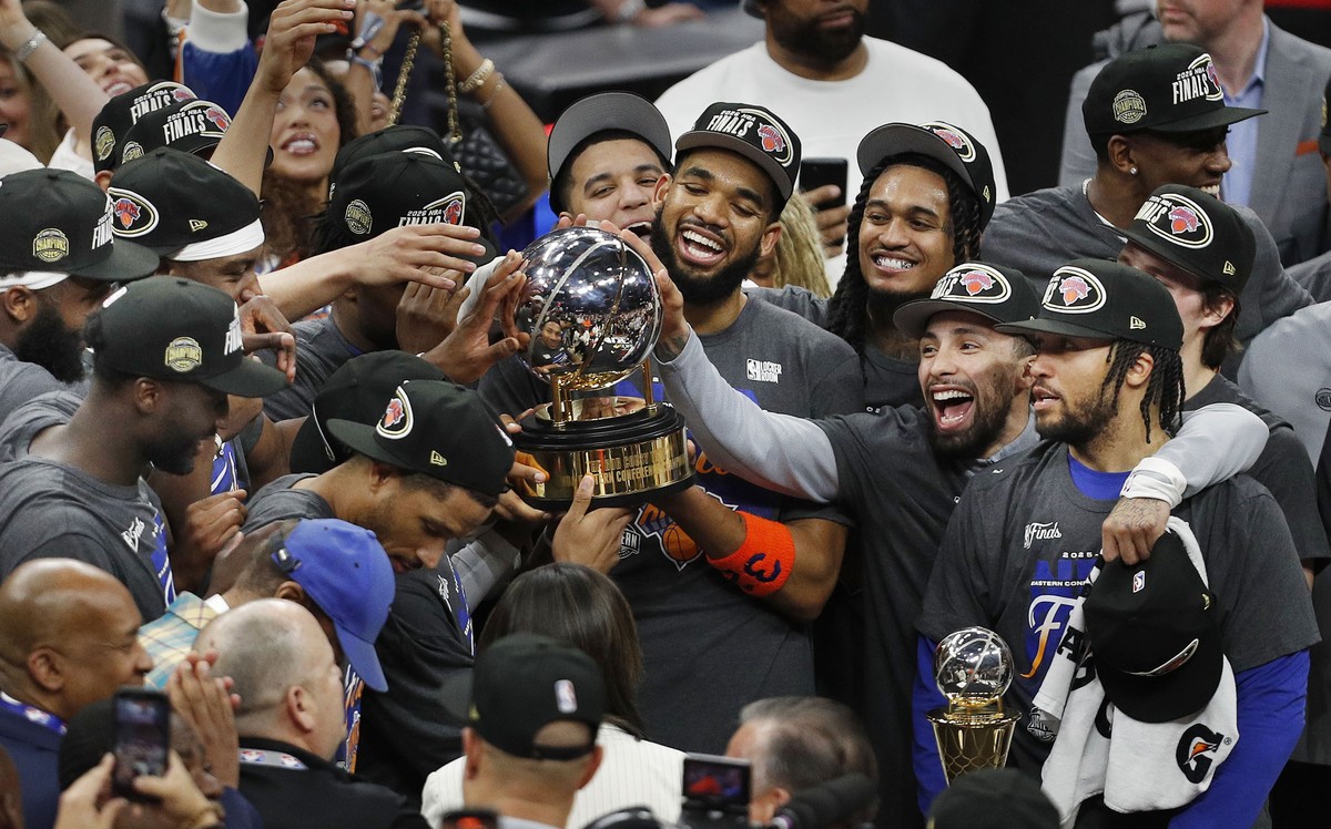 epa12994121 New York Knicks players celebrate with the NBA Eastern Conference championship trophy after winning Game 4 of the NBA East Conference Finals between the Cleveland Cavaliers and the New Yor ...