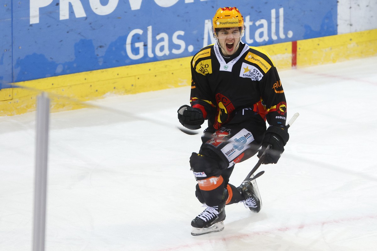 PostFinance Top Scorer Marco Lehmann (SCB) jubelt nach seinem Tor zum 2-2 im Eishockey Meisterschaftsspiel der National League zwischen dem SC Bern und dem EV Zug, am Samstag, 16. November 2024 in der ...