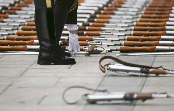 epa05593268 A Chinese honor guard adjusts weapons on the floor before a welcome ceremony for Philippines President Rodrigo Duterte at the Great Hall of the People in Beijing, China, 20 October 2016. P ...