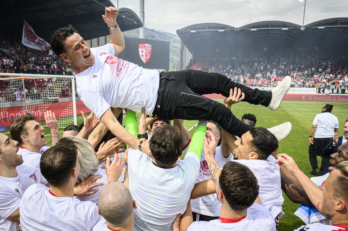Les joueurs du FC Sion celebrent avec l'entraineur Didier Tholot (SIO) a la fin la rencontre de football de Challenge League entre FC Sion, SIO, et FC Schaffhouse, FCS, ce $Monday$ 20 $May$ 2024  ...