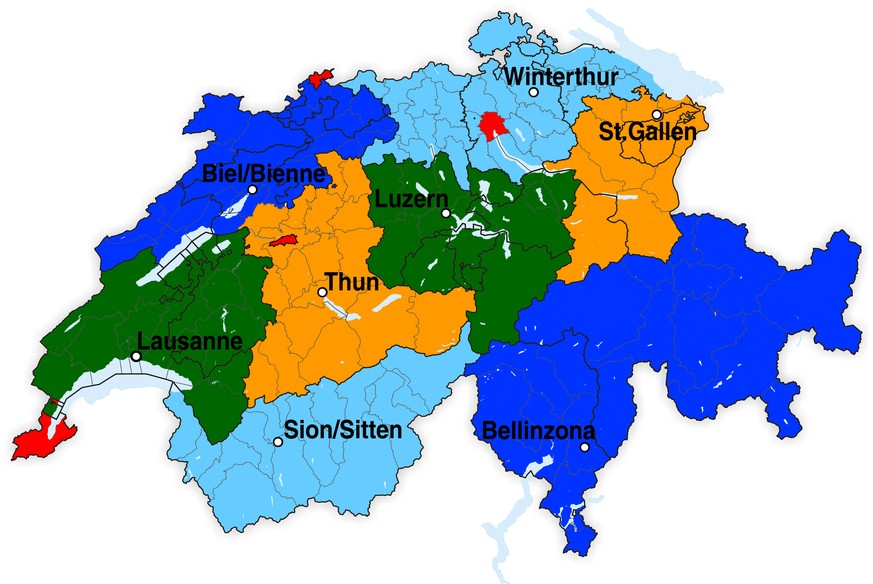 Die vier von «MMA» vorgeschlagenen Stadtkantone sind rot eingezeichnet; bei den acht Flächenkantonen sind die Hauptorte eingetragen. Auch «MMA» legt übrigens Graubünden und das Tessin zusammen und macht aus der Zentralschweiz einen Kanton. Glarus schlägt er aber zur Ostschweiz, während der Aargau, Schaffhausen und der Thurgau mit Zürich fusionieren. Basel-Landschaft, Solothurn, der heutige Kanton Jura, der Berner Jura und Neuenburg bilden einen zweisprachigen Jura-Kanton.&nbsp;