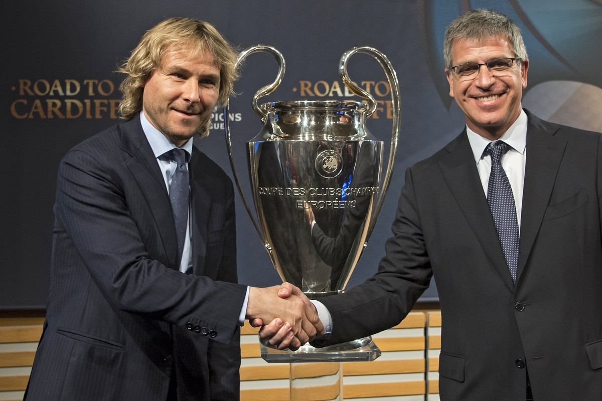 epa05854044 Juventus vice-president Pavel Nedved (L) and FC Barcelona's vice-president Jordi Mestre (R) shake hands next to the Champions League trophy following the quarter-final draw of the UEF ...