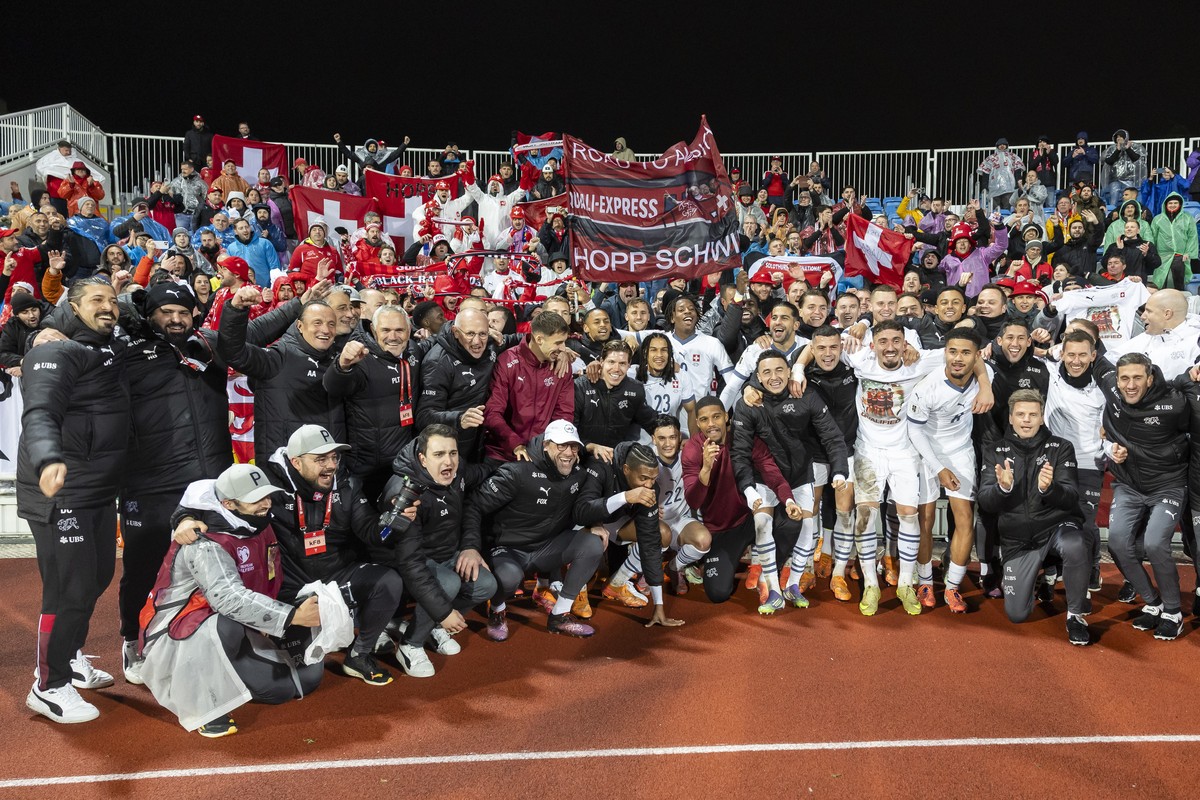 epa12534621 Switzerland's players celebrate the qualification for the FIFA World Cup 26, after the FIFA 2026 World Cup Group B qualifying soccer match between Kosovo and Switzerland, at the stadi ...