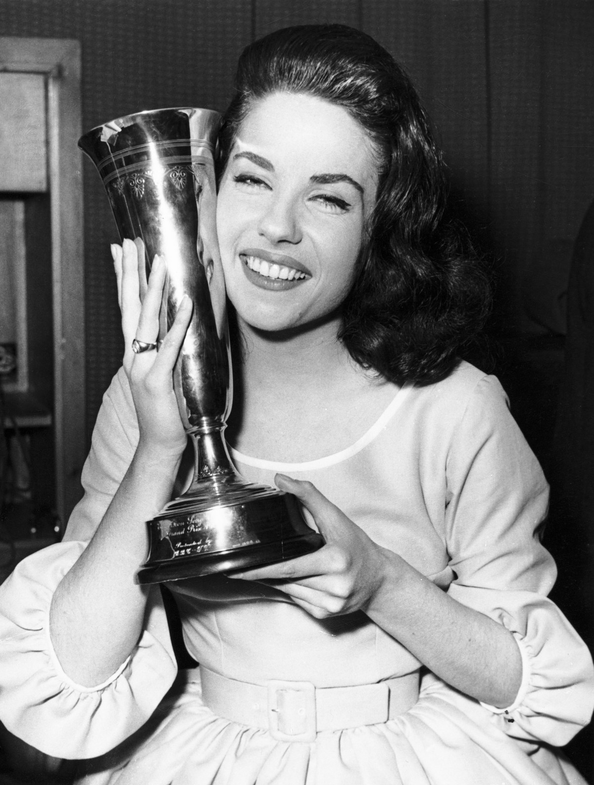 Die Saengerin Jacqueline Boyer gewinnt den Eurovision Song Contest in London fuer Frankreich mit dem Lied "Tom Pillibi", aufgenommen am 29. Maerz 1960. (KEYSTONE/Str)