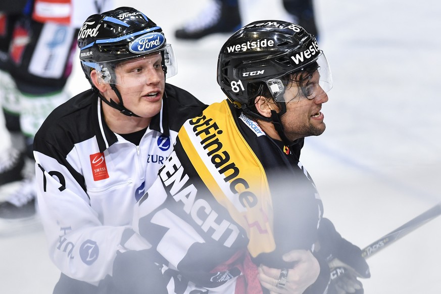 Berns Thomas Ruefenacht, rechts, muss von Linienrichter David Obwegeser zurueck gehalten werden im fuenften Eishockey Playoff-Halbfinalspiel der National League zwischen dem SC Bern und den ZSC Lions, ...