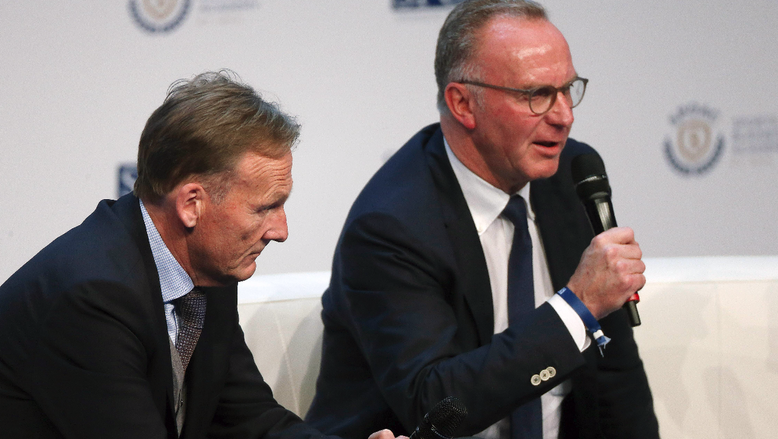 Düsseldorf, Deutschland, SPOBIS, Sportbusiness Kongress in Düsseldorf am 30.01.2017 Hans-Joachim WATZKE (BVB) li.- und Karl - Heinz RUMMENIGGE (FCB) re.-