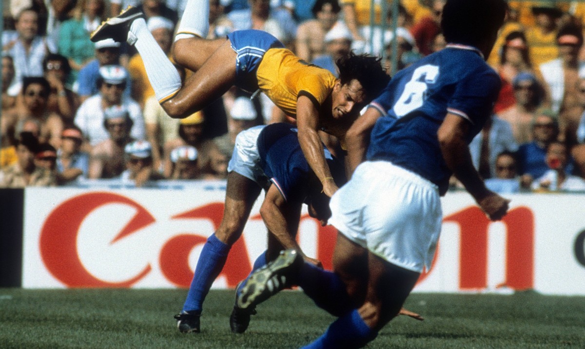 Bildnummer: 04860297 Datum: 05.07.1982 Copyright: imago/WEREK
Eder (Brasilien, li.) wird von Gaetano Scirea (Italien) gefoult; Vdia, quer, Duell, Foulspiel, gefoult, WM 1982, L�nderspiel, Nationaltea ...
