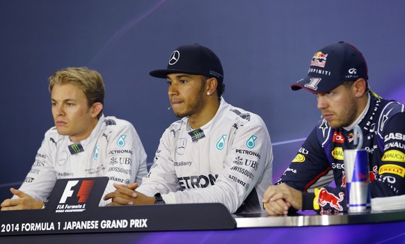 Konsternation statt Freude bei den Podestfahrern Rosberg, Hamilton und Vettel (von Links).