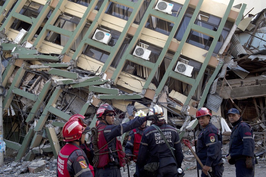 Rettungskräfte aus Venezuela bei den Trümmern in Portoviejo.&nbsp;