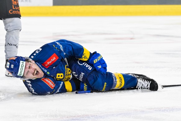 Filip Zadina (HCD) liegt auf dem Eis im dritten Eishockey Playoff Finalspiel der National League zwischen HC Davos (HCD) und HC Fribourg-Gotteron (HCFG), am Mittwoch, 22. April 2026, in der zondacrypt ...