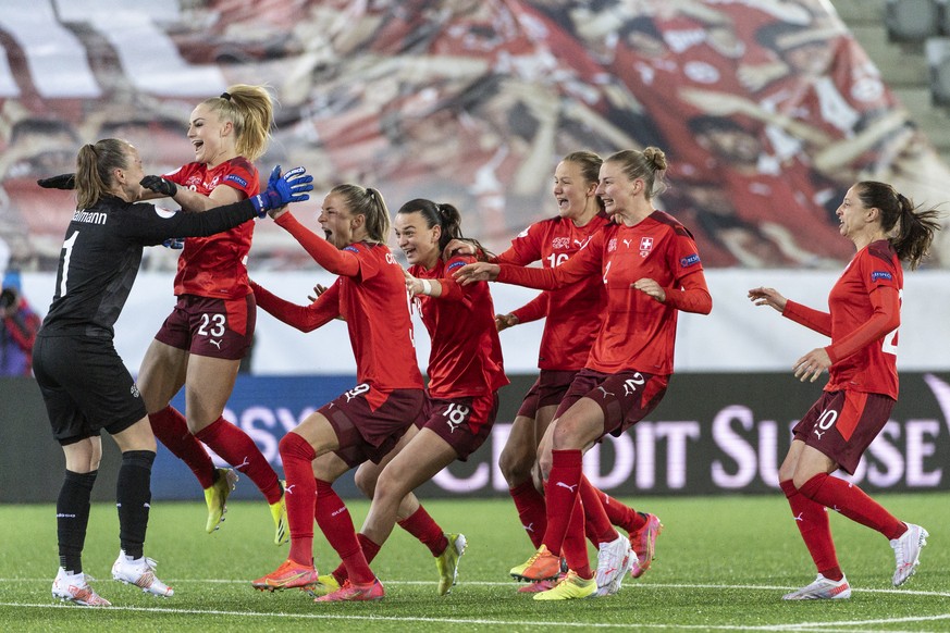 Swiss goalkeeper Gaelle Thalmann, celebrates with Alisha Lehmann, Ana Maria Crnogorcevic, Riola Xhemaili, Malin Gut, Julia Stierli and Fabienne Humm, from left to right, after winning the UEFA Women&# ...